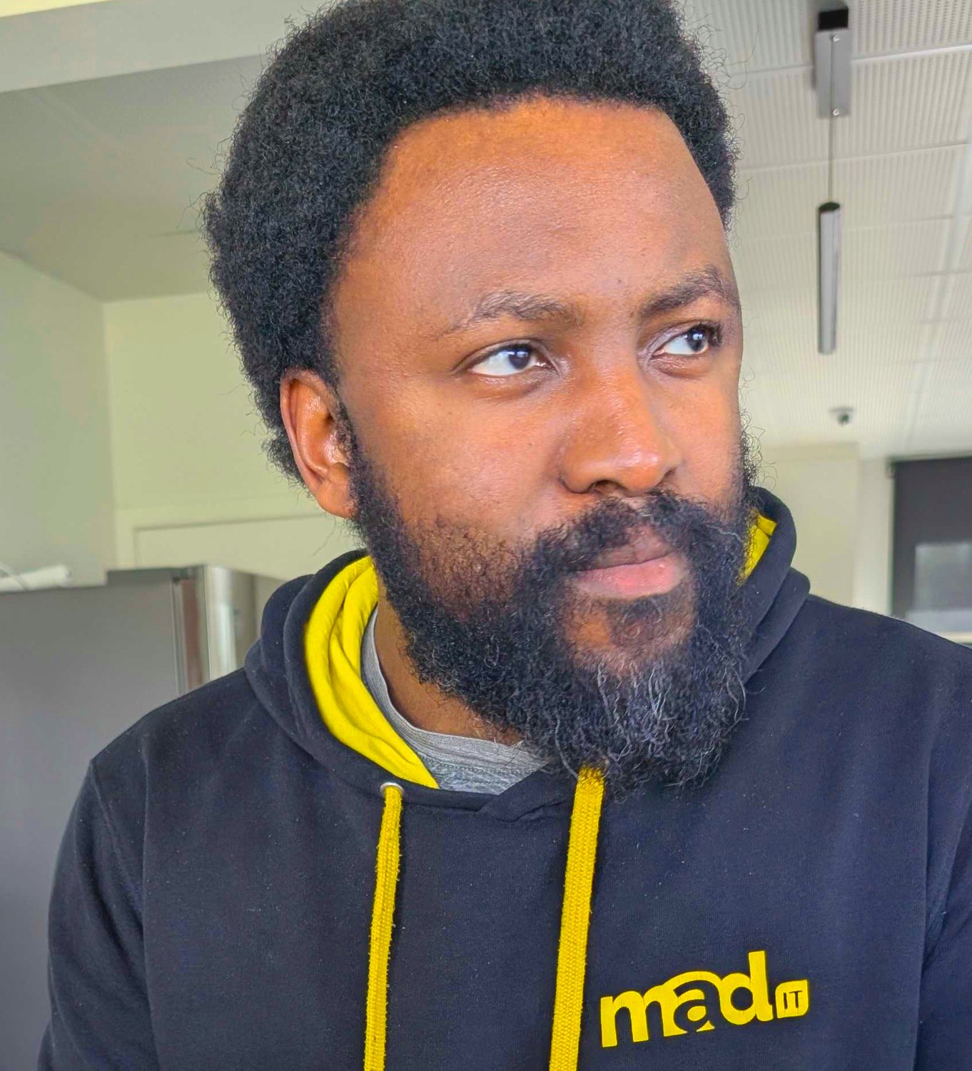 Portret van een IT-specialist in een hoodie met ‘mad.IT’-logo, als symbool voor een betrokken IT-partner die meedenkt in digitale maatwerkoplossingen.